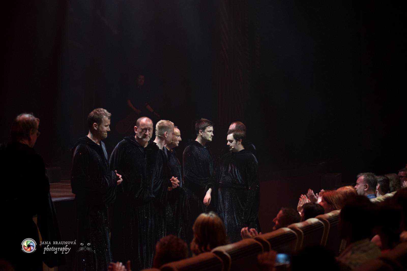 Gregorian ohromili svými chorály a světelnou show Prahu