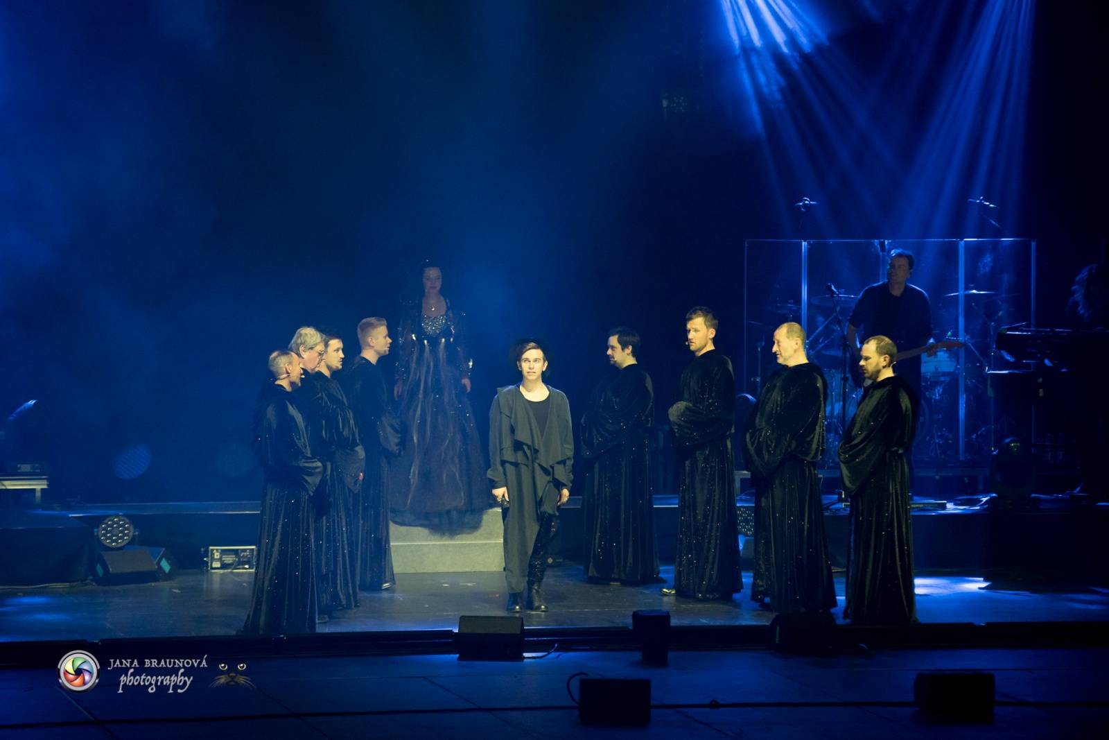 Gregorian ohromili svými chorály a světelnou show Prahu