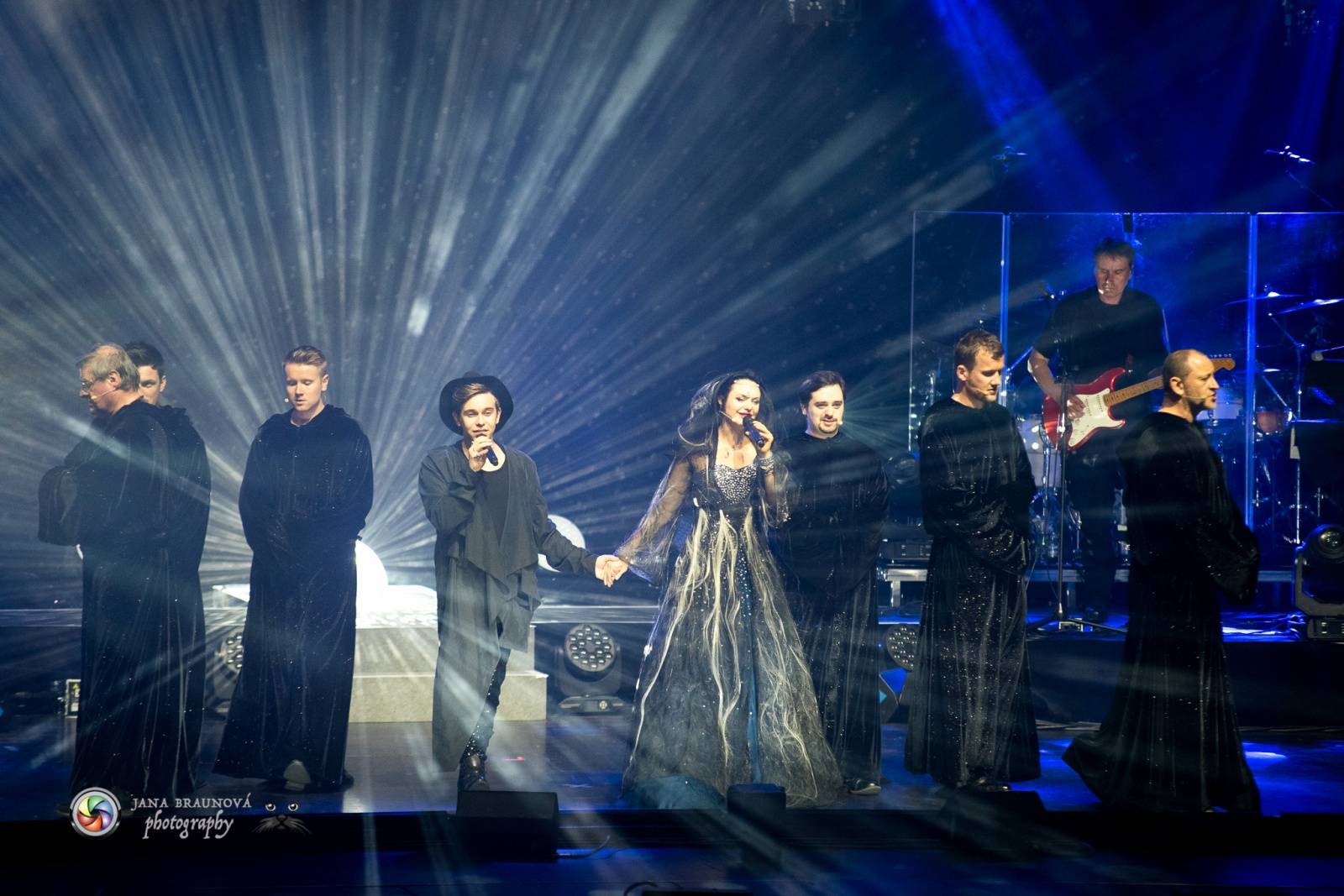 Gregorian ohromili svými chorály a světelnou show Prahu