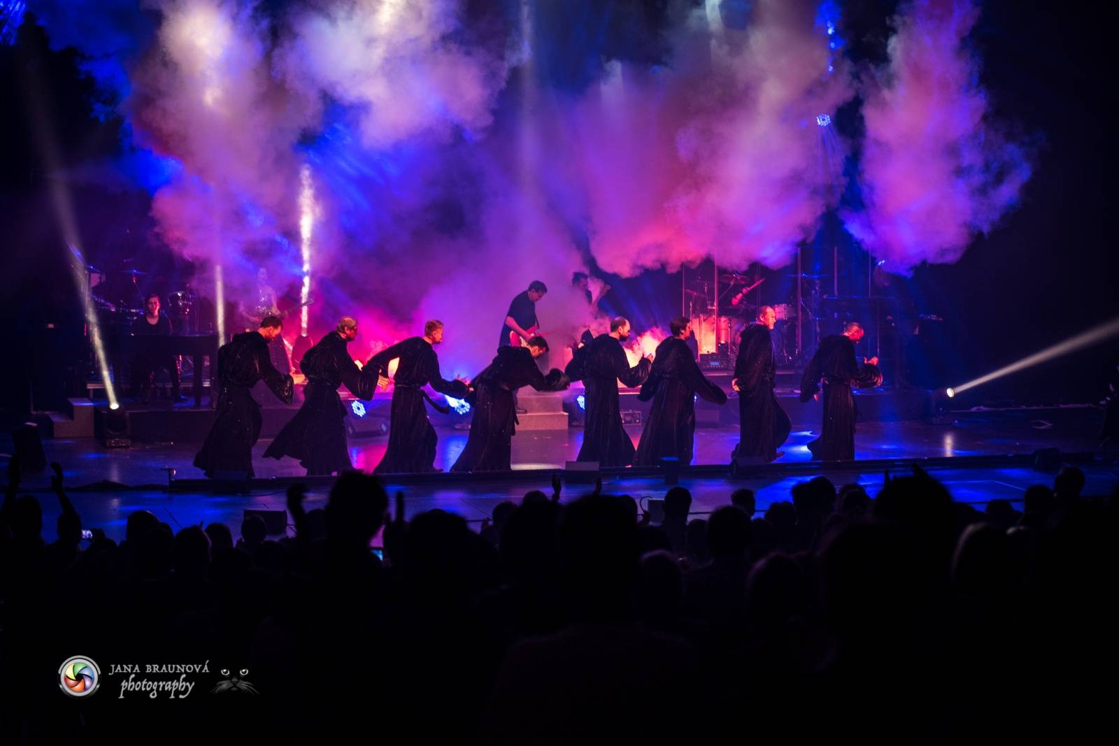 Gregorian ohromili svými chorály a světelnou show Prahu