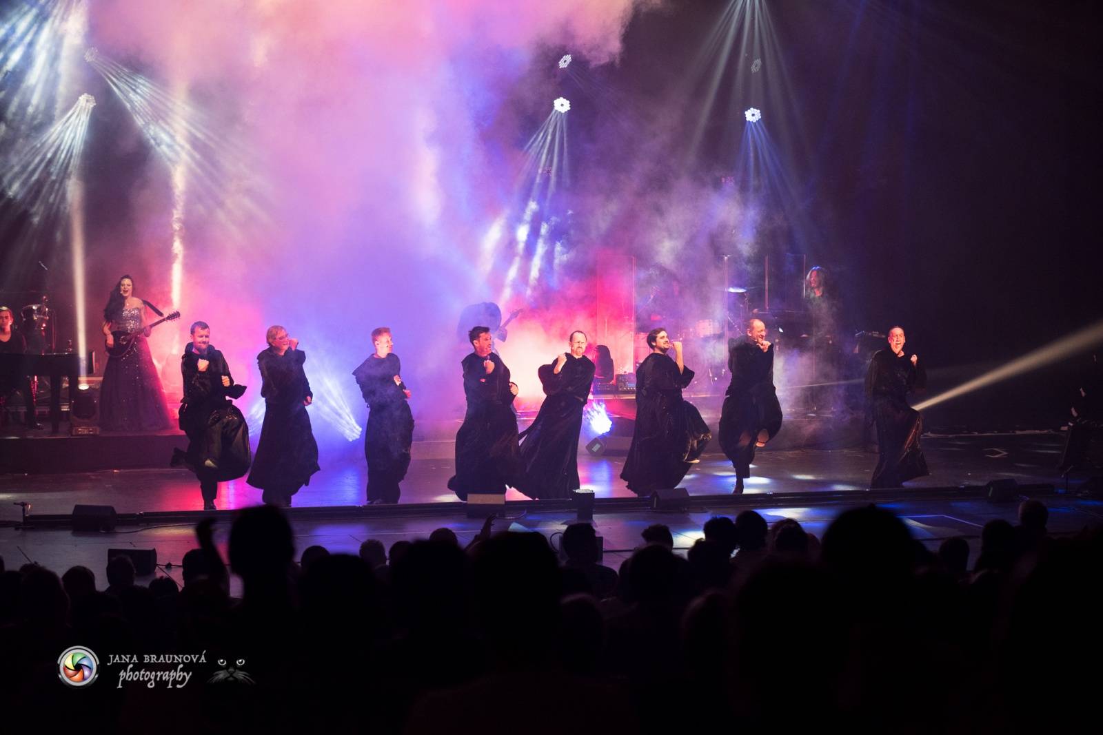 Gregorian ohromili svými chorály a světelnou show Prahu