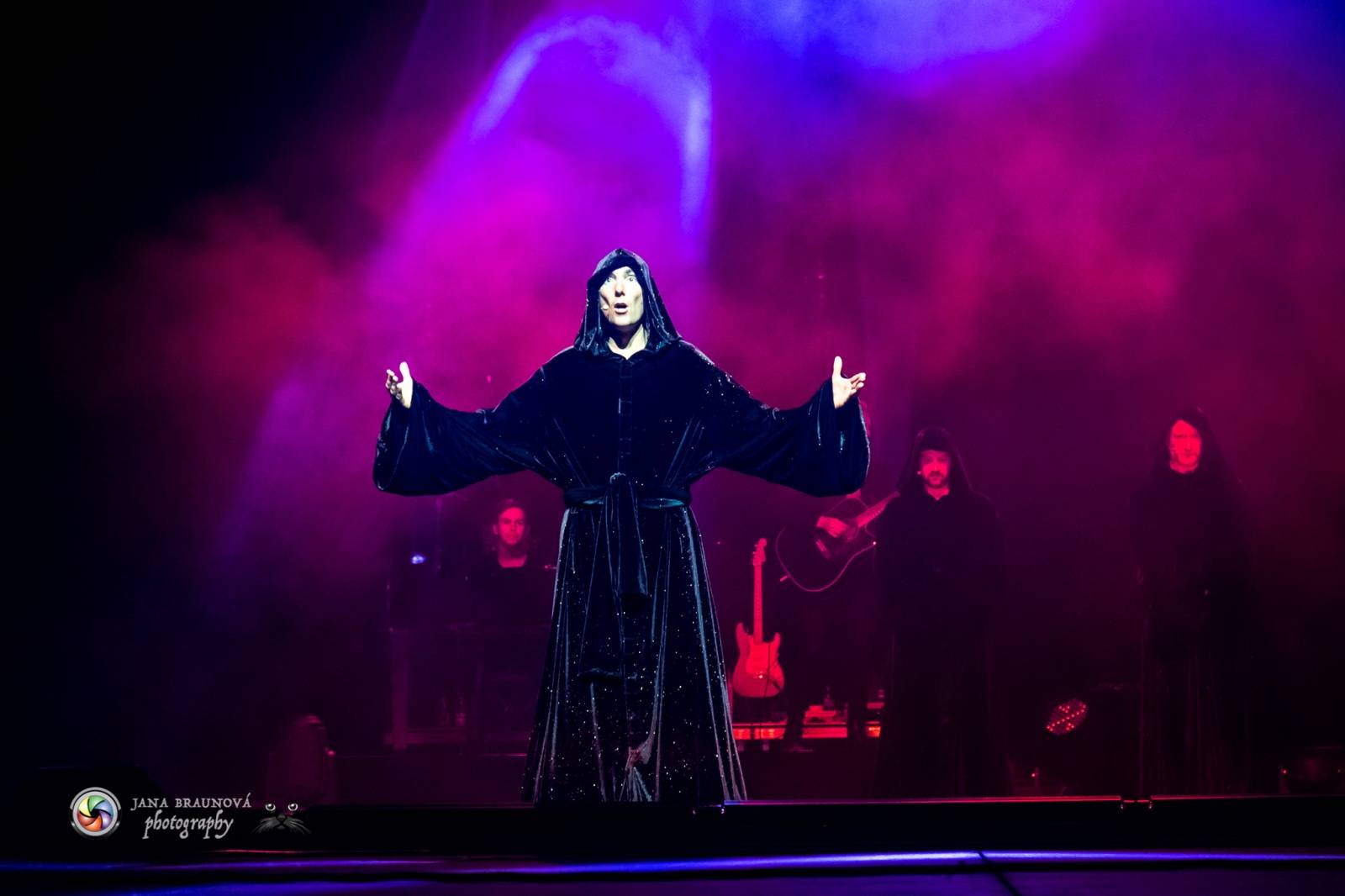 Gregorian ohromili svými chorály a světelnou show Prahu