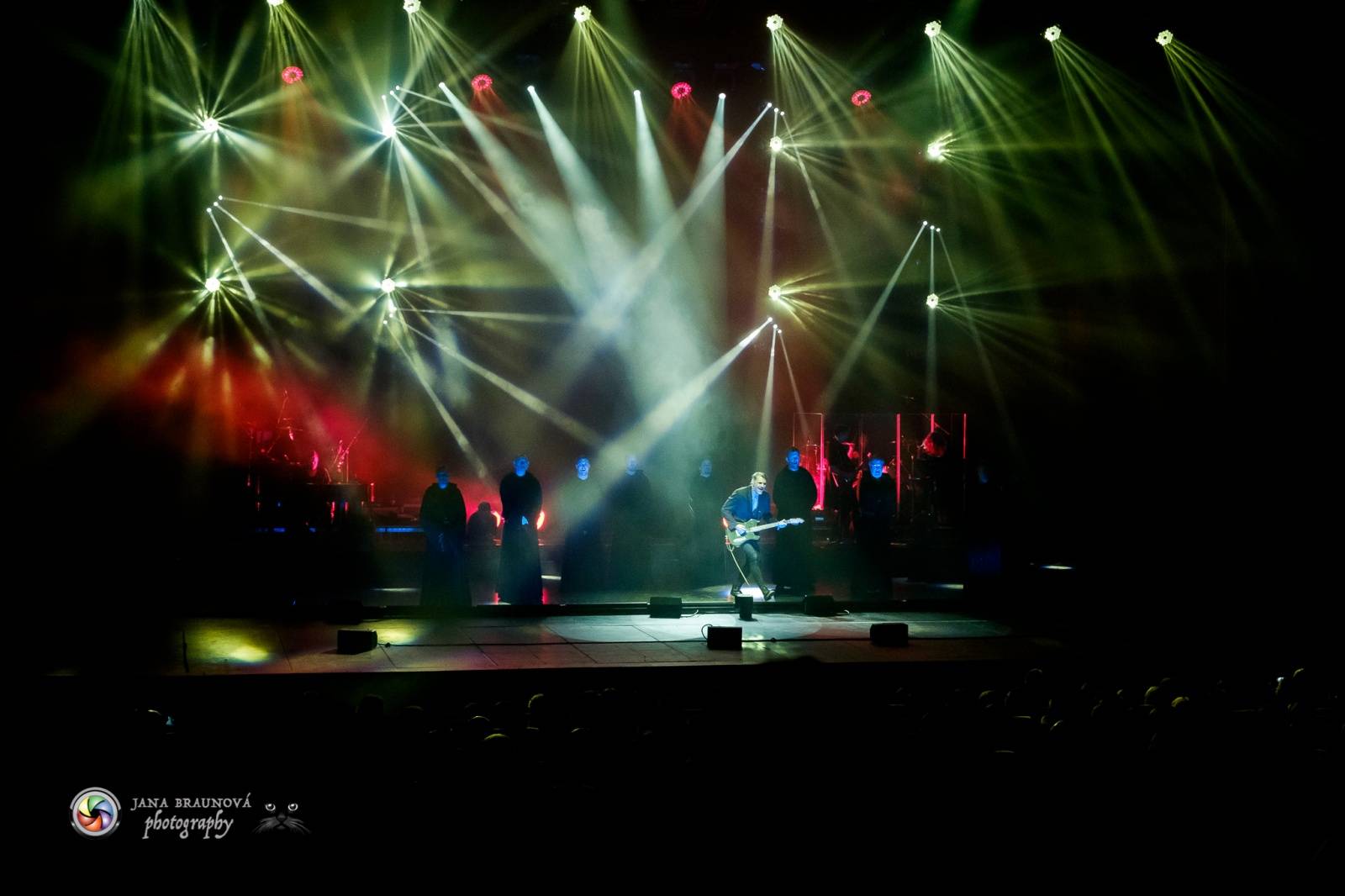 Gregorian ohromili svými chorály a světelnou show Prahu