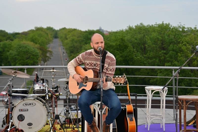 O5 a Radeček Na střechách: v pražském Vítkově vládla pohoda, podpořil ji i Pokáč