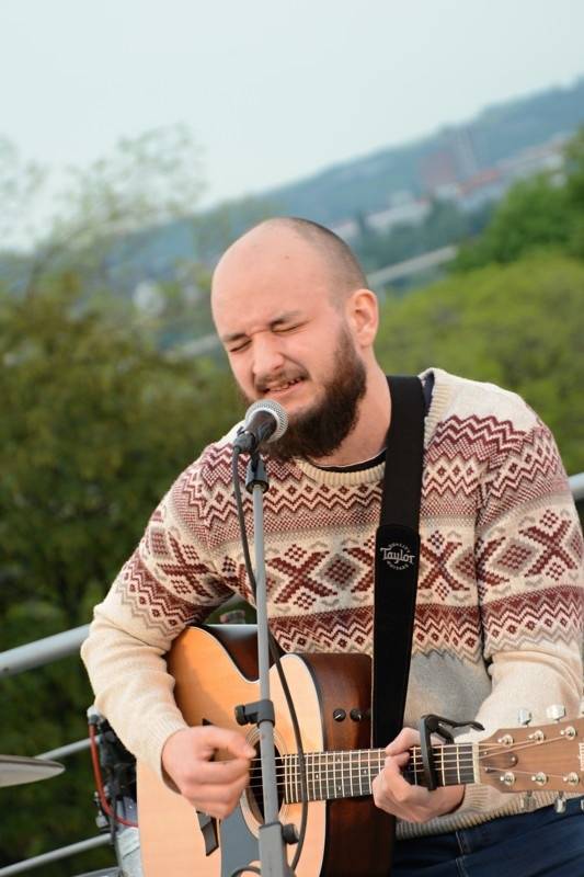 O5 a Radeček Na střechách: v pražském Vítkově vládla pohoda, podpořil ji i Pokáč