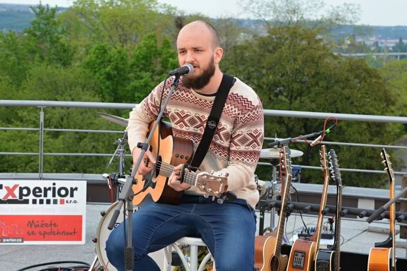 O5 a Radeček Na střechách: v pražském Vítkově vládla pohoda, podpořil ji i Pokáč