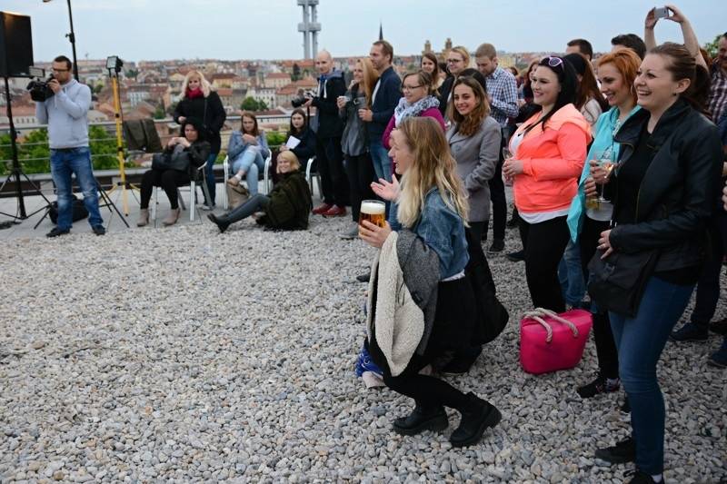 O5 a Radeček Na střechách: v pražském Vítkově vládla pohoda, podpořil ji i Pokáč