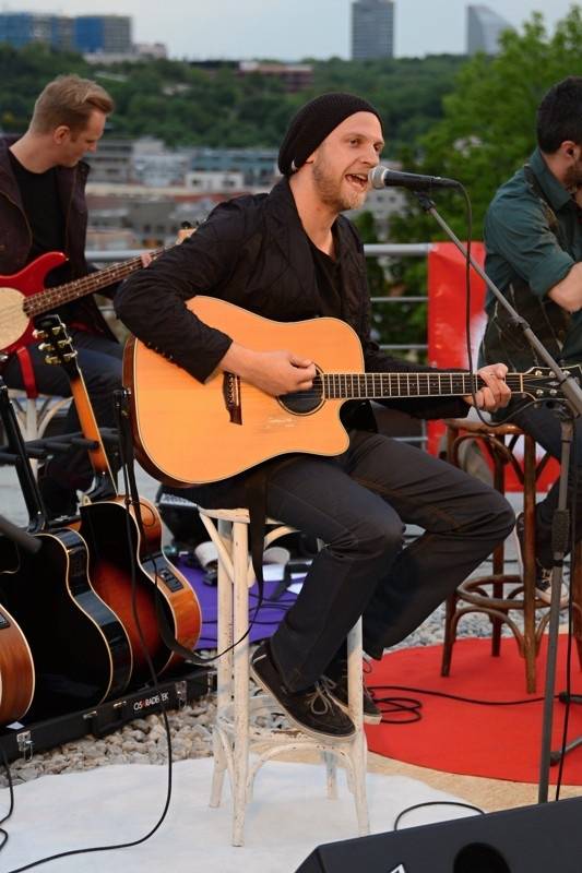 O5 a Radeček Na střechách: v pražském Vítkově vládla pohoda, podpořil ji i Pokáč