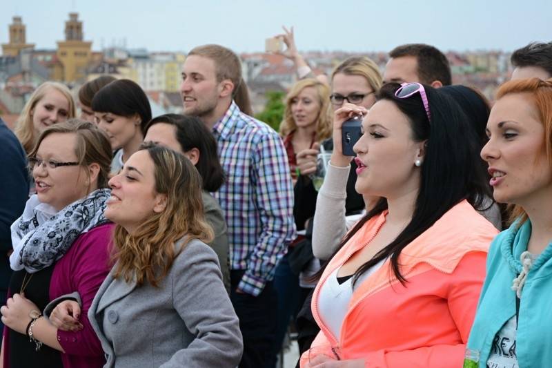 O5 a Radeček Na střechách: v pražském Vítkově vládla pohoda, podpořil ji i Pokáč