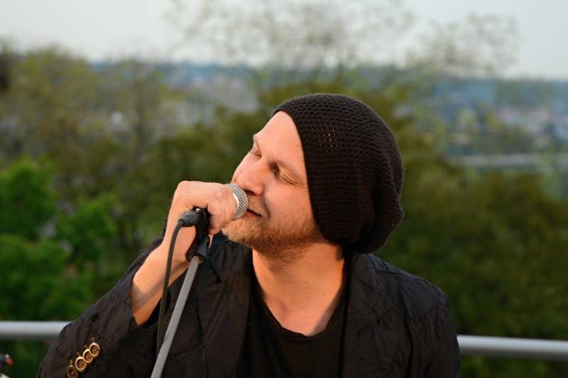 O5 a Radeček Na střechách: v pražském Vítkově vládla pohoda, podpořil ji i Pokáč