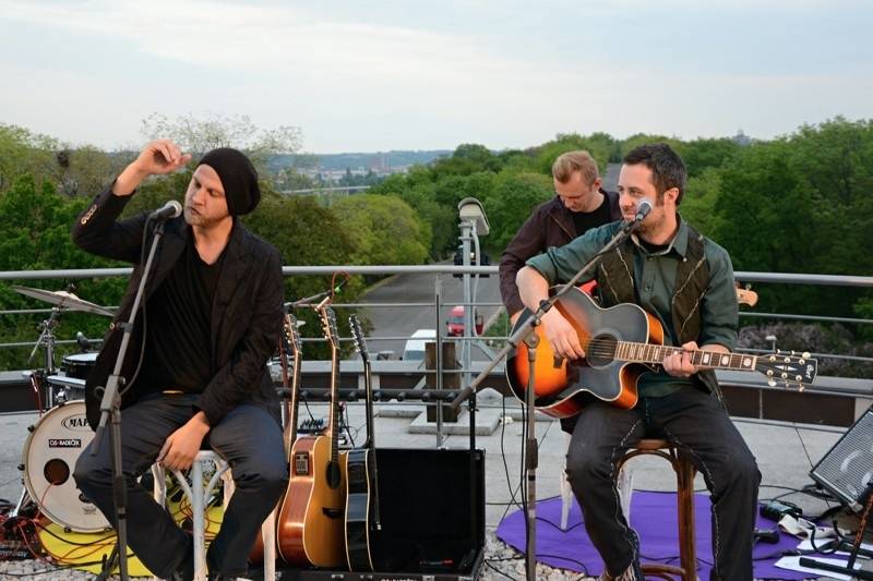 O5 a Radeček Na střechách: v pražském Vítkově vládla pohoda, podpořil ji i Pokáč