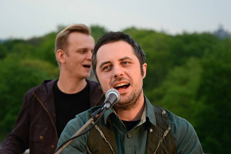 O5 a Radeček Na střechách: v pražském Vítkově vládla pohoda, podpořil ji i Pokáč