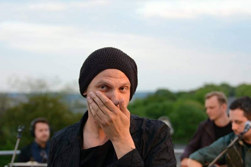 O5 a Radeček Na střechách: v pražském Vítkově vládla pohoda, podpořil ji i Pokáč