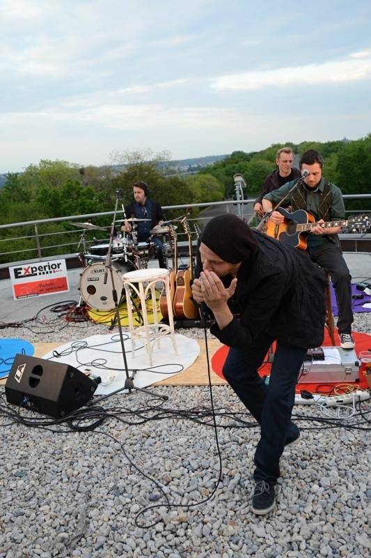 O5 a Radeček Na střechách: v pražském Vítkově vládla pohoda, podpořil ji i Pokáč