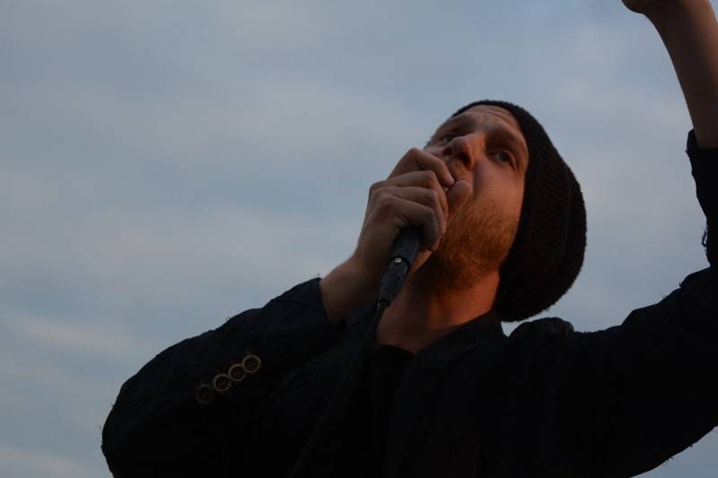 O5 a Radeček Na střechách: v pražském Vítkově vládla pohoda, podpořil ji i Pokáč