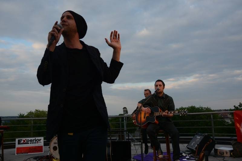 O5 a Radeček Na střechách: v pražském Vítkově vládla pohoda, podpořil ji i Pokáč