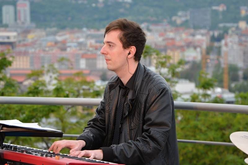 O5 a Radeček Na střechách: v pražském Vítkově vládla pohoda, podpořil ji i Pokáč