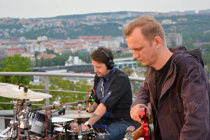 O5 a Radeček Na střechách: v pražském Vítkově vládla pohoda, podpořil ji i Pokáč