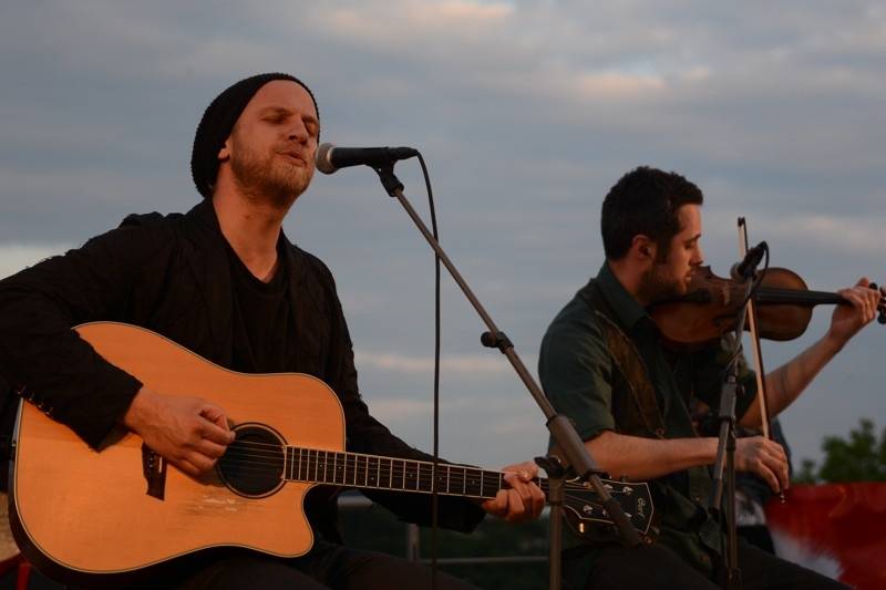 O5 a Radeček Na střechách: v pražském Vítkově vládla pohoda, podpořil ji i Pokáč