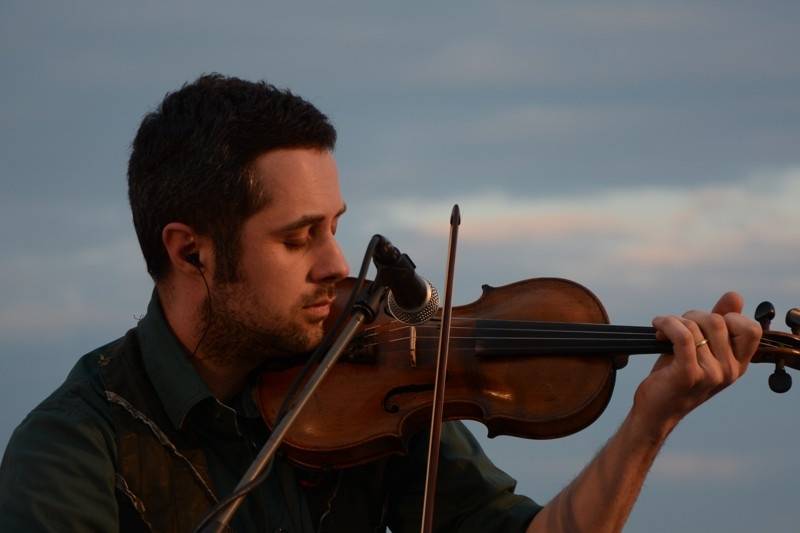 O5 a Radeček Na střechách: v pražském Vítkově vládla pohoda, podpořil ji i Pokáč