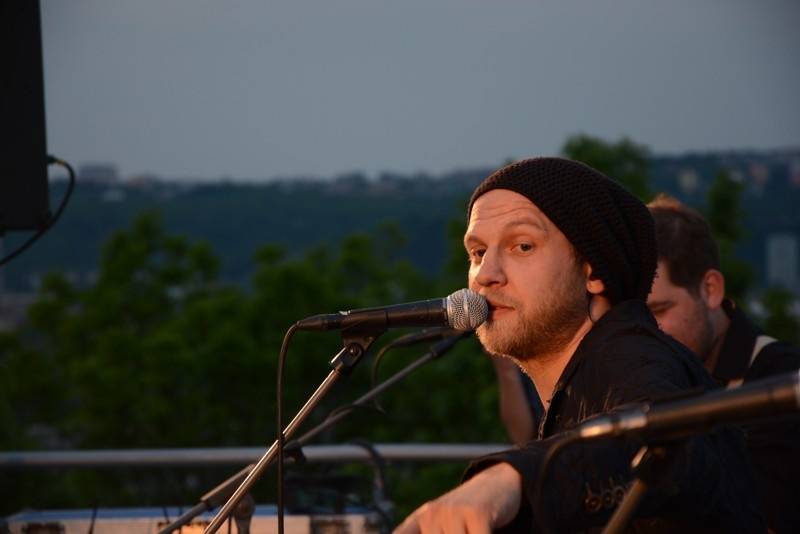 O5 a Radeček Na střechách: v pražském Vítkově vládla pohoda, podpořil ji i Pokáč