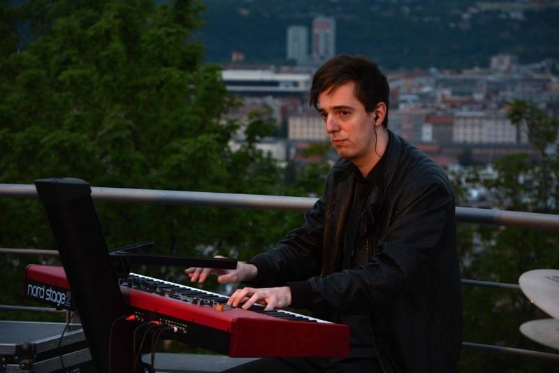 O5 a Radeček Na střechách: v pražském Vítkově vládla pohoda, podpořil ji i Pokáč