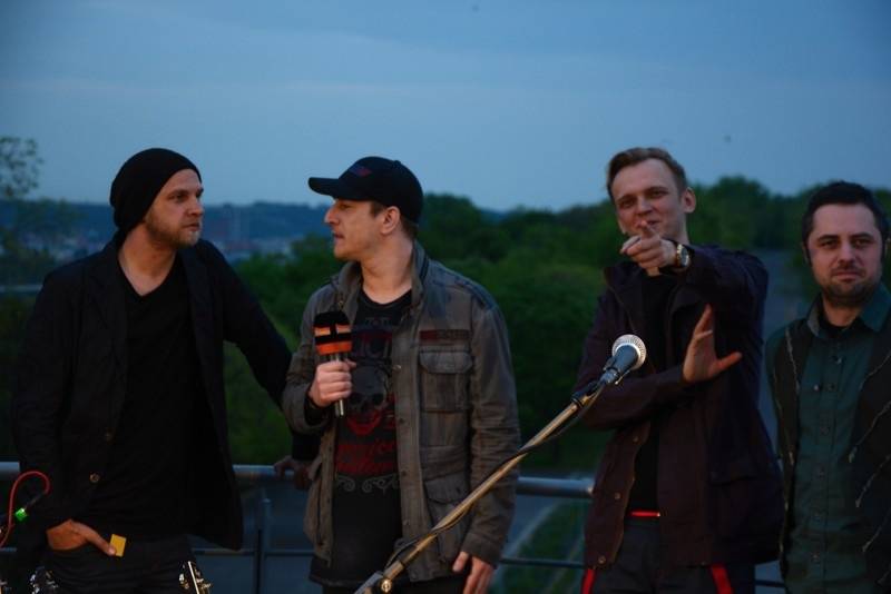 O5 a Radeček Na střechách: v pražském Vítkově vládla pohoda, podpořil ji i Pokáč