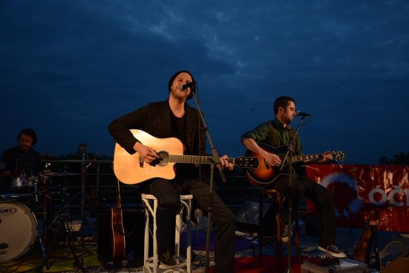 O5 a Radeček Na střechách: v pražském Vítkově vládla pohoda, podpořil ji i Pokáč