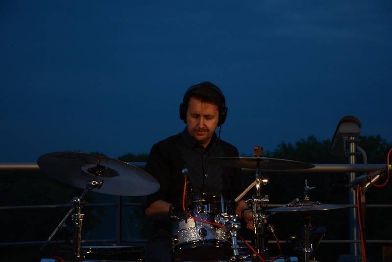 O5 a Radeček Na střechách: v pražském Vítkově vládla pohoda, podpořil ji i Pokáč