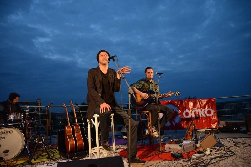 O5 a Radeček Na střechách: v pražském Vítkově vládla pohoda, podpořil ji i Pokáč