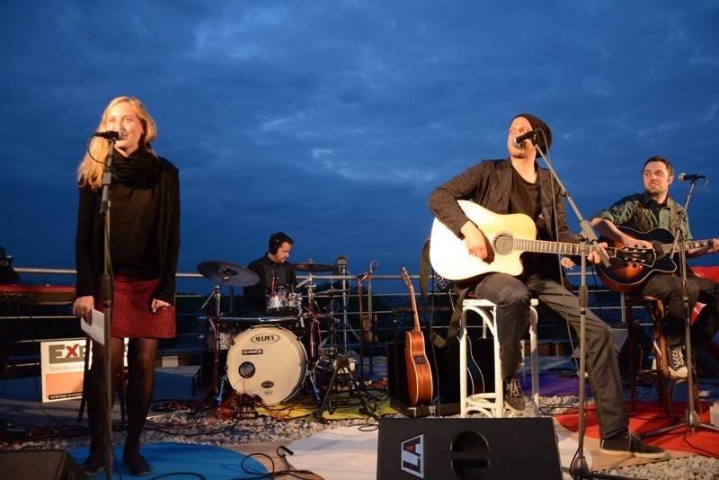 O5 a Radeček Na střechách: v pražském Vítkově vládla pohoda, podpořil ji i Pokáč