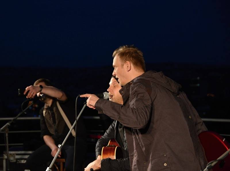 O5 a Radeček Na střechách: v pražském Vítkově vládla pohoda, podpořil ji i Pokáč