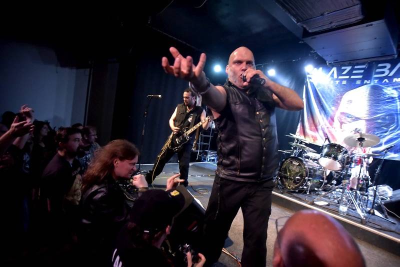 Blaze Bayley, hlas Iron Maiden z devadesátých let, řádil v pražské Nové Chmelnici
