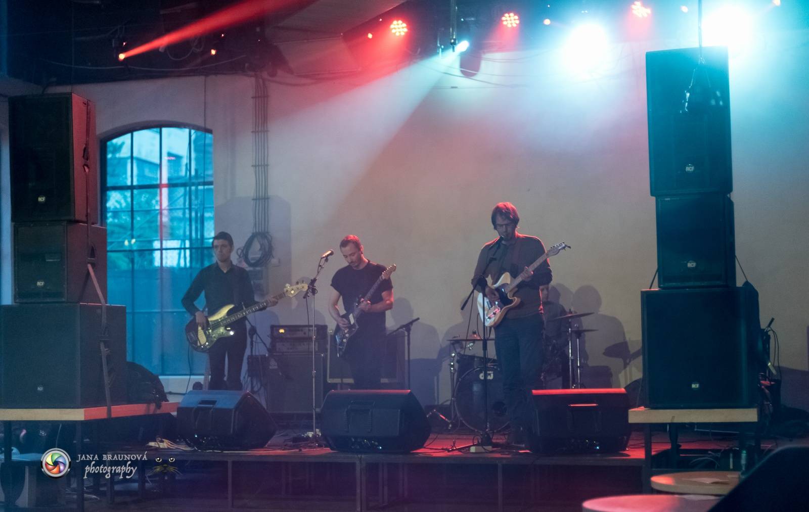 Laura Stevenson zahalila plzeňskou Papírnu kouřem