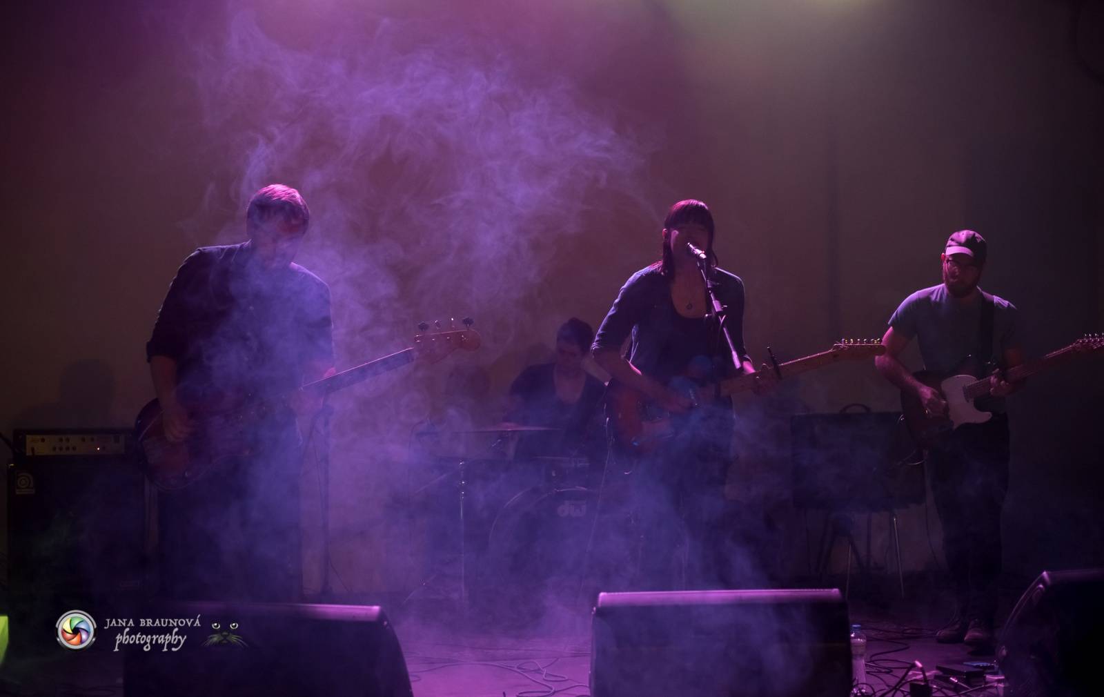 Laura Stevenson zahalila plzeňskou Papírnu kouřem