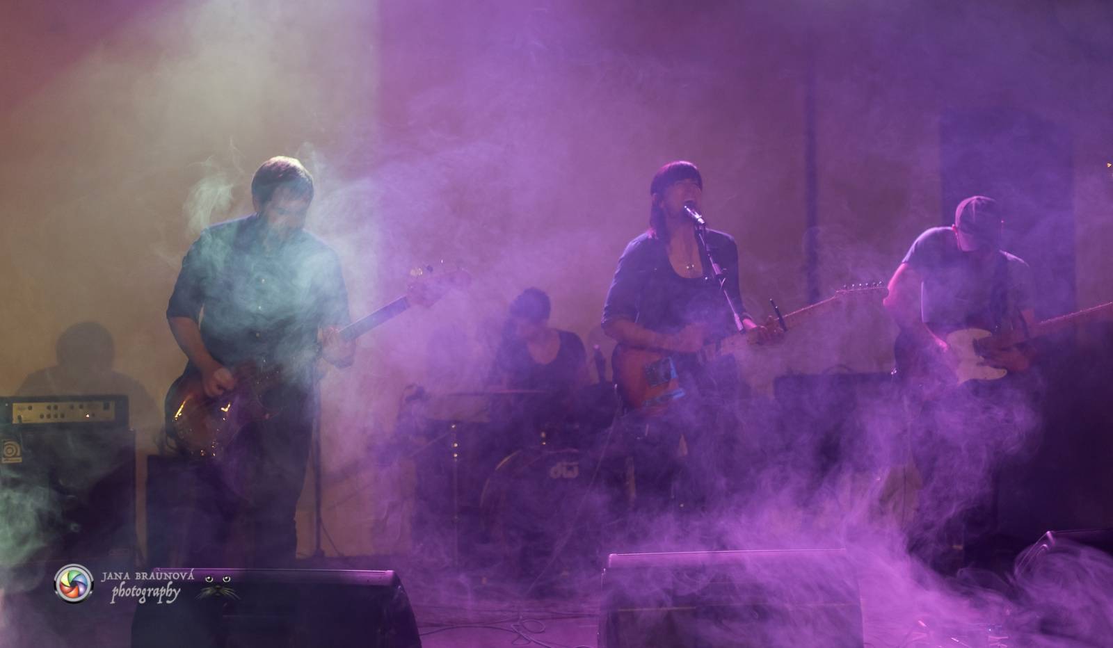 Laura Stevenson zahalila plzeňskou Papírnu kouřem