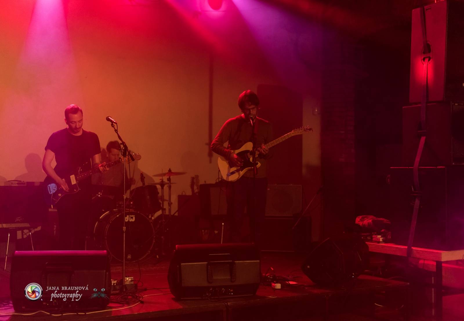 Laura Stevenson zahalila plzeňskou Papírnu kouřem