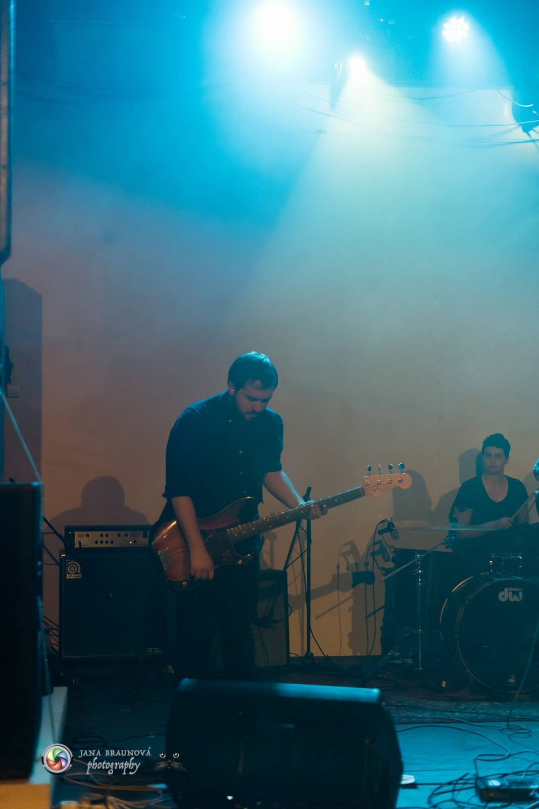 Laura Stevenson zahalila plzeňskou Papírnu kouřem