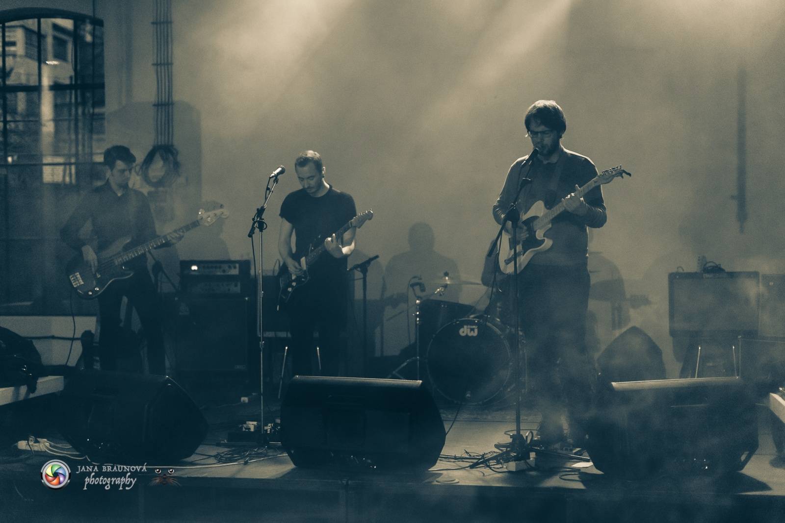 Laura Stevenson zahalila plzeňskou Papírnu kouřem