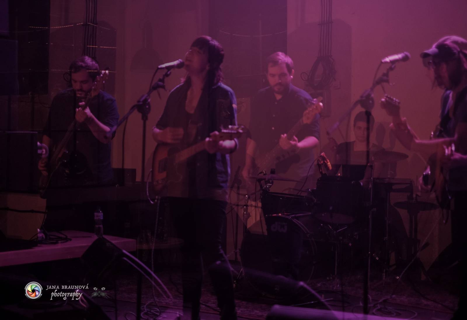 Laura Stevenson zahalila plzeňskou Papírnu kouřem