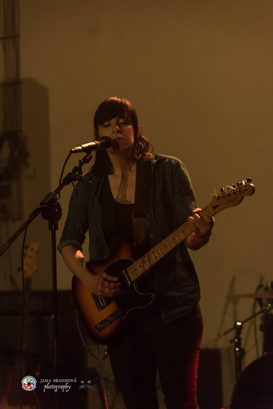 Laura Stevenson zahalila plzeňskou Papírnu kouřem