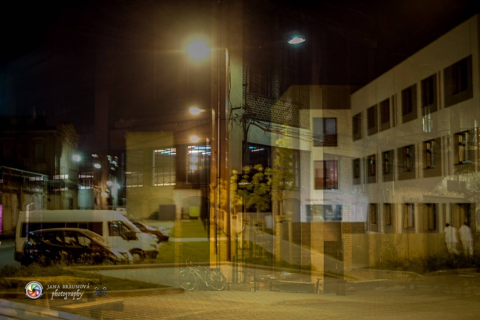 Laura Stevenson zahalila plzeňskou Papírnu kouřem