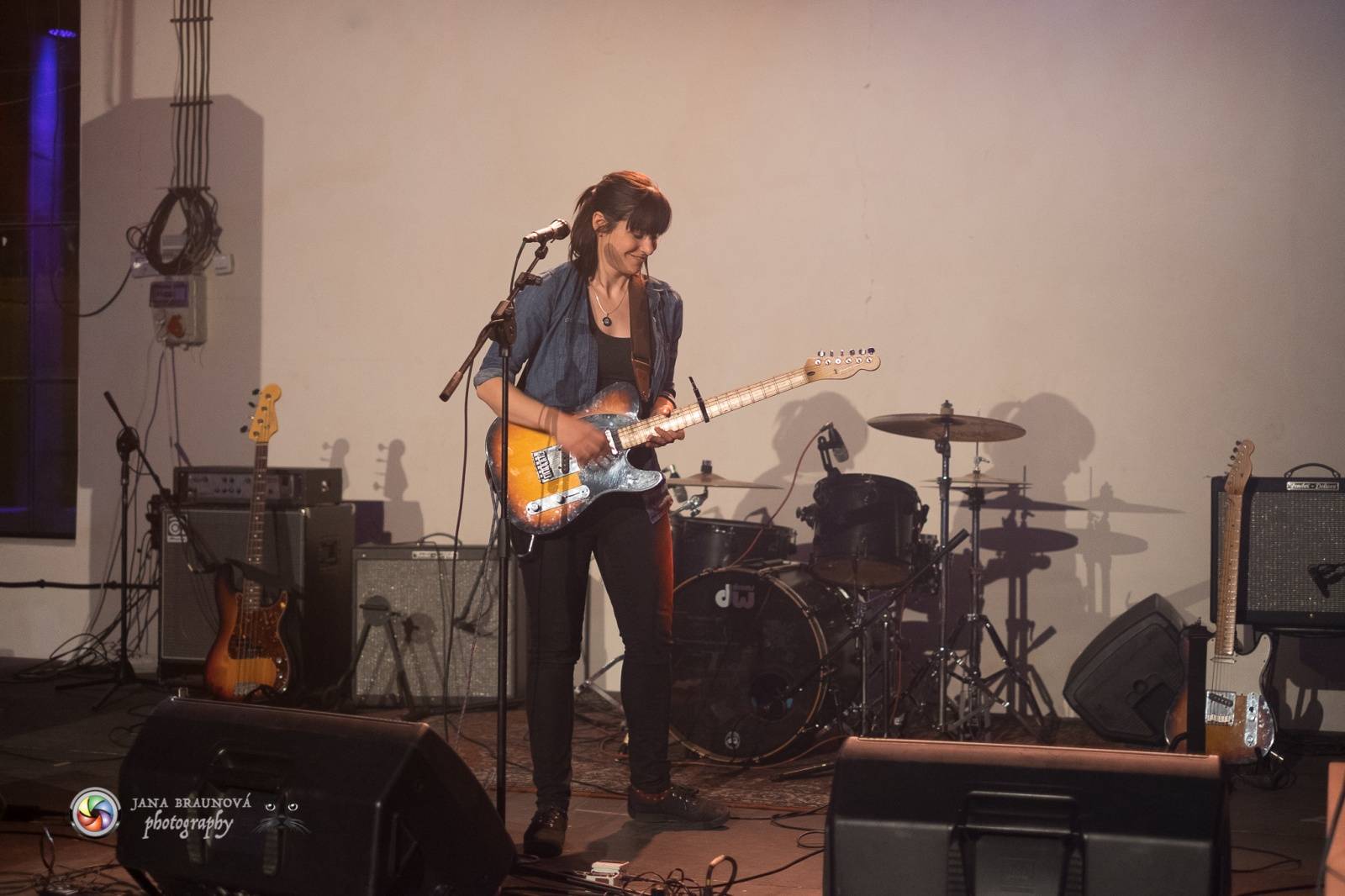 Laura Stevenson zahalila plzeňskou Papírnu kouřem