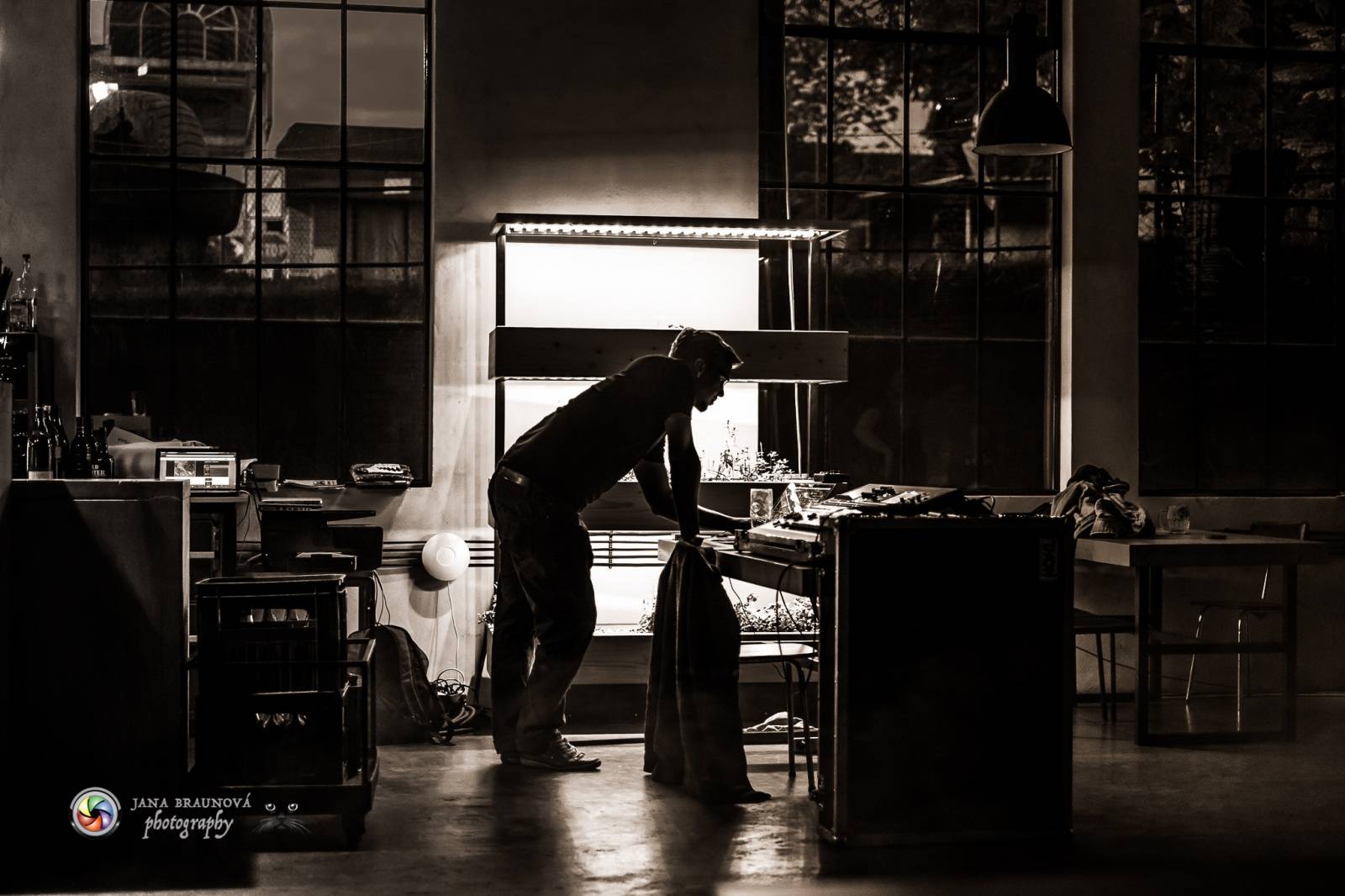 Laura Stevenson zahalila plzeňskou Papírnu kouřem