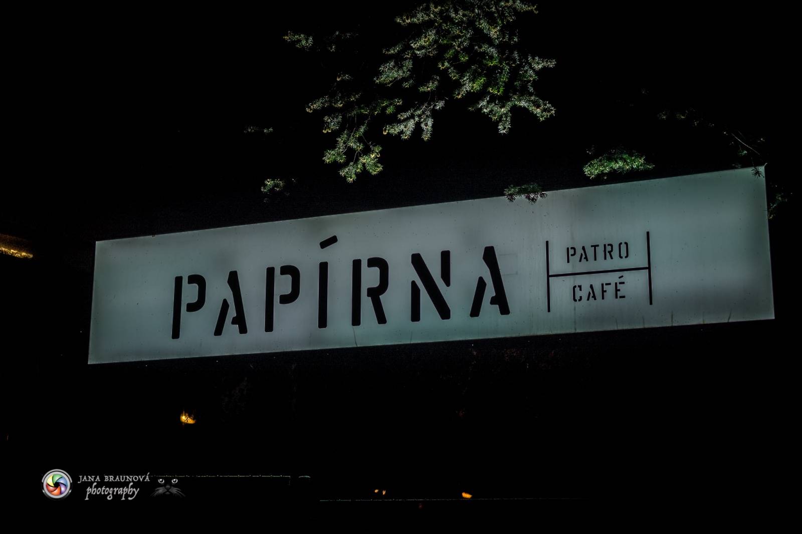 Laura Stevenson zahalila plzeňskou Papírnu kouřem