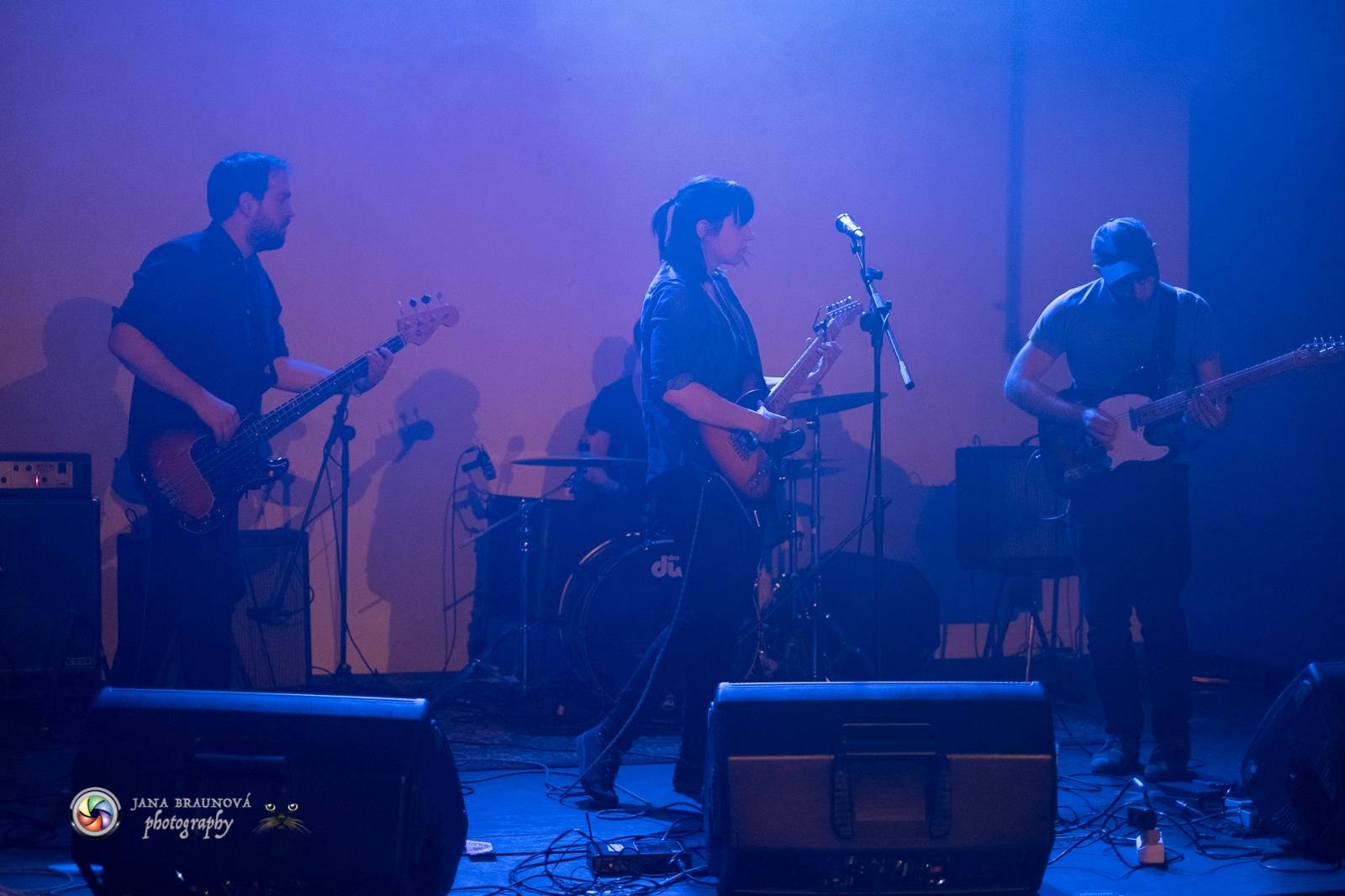 Laura Stevenson zahalila plzeňskou Papírnu kouřem