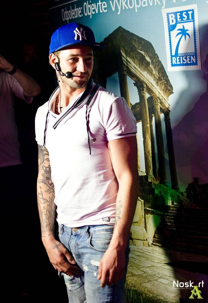 Party v Praze: Sámer Issa, Martina Balogová, Leona Gyöngyosi a Jan Bendig