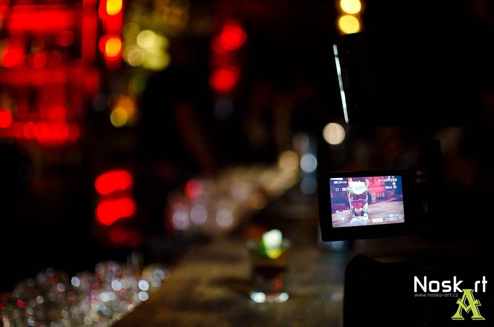 Party v Praze: Sámer Issa, Martina Balogová, Leona Gyöngyosi a Jan Bendig