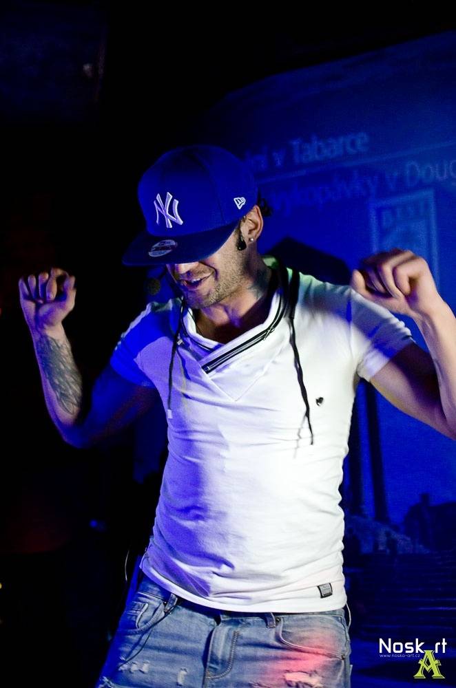 Party v Praze: Sámer Issa, Martina Balogová, Leona Gyöngyosi a Jan Bendig