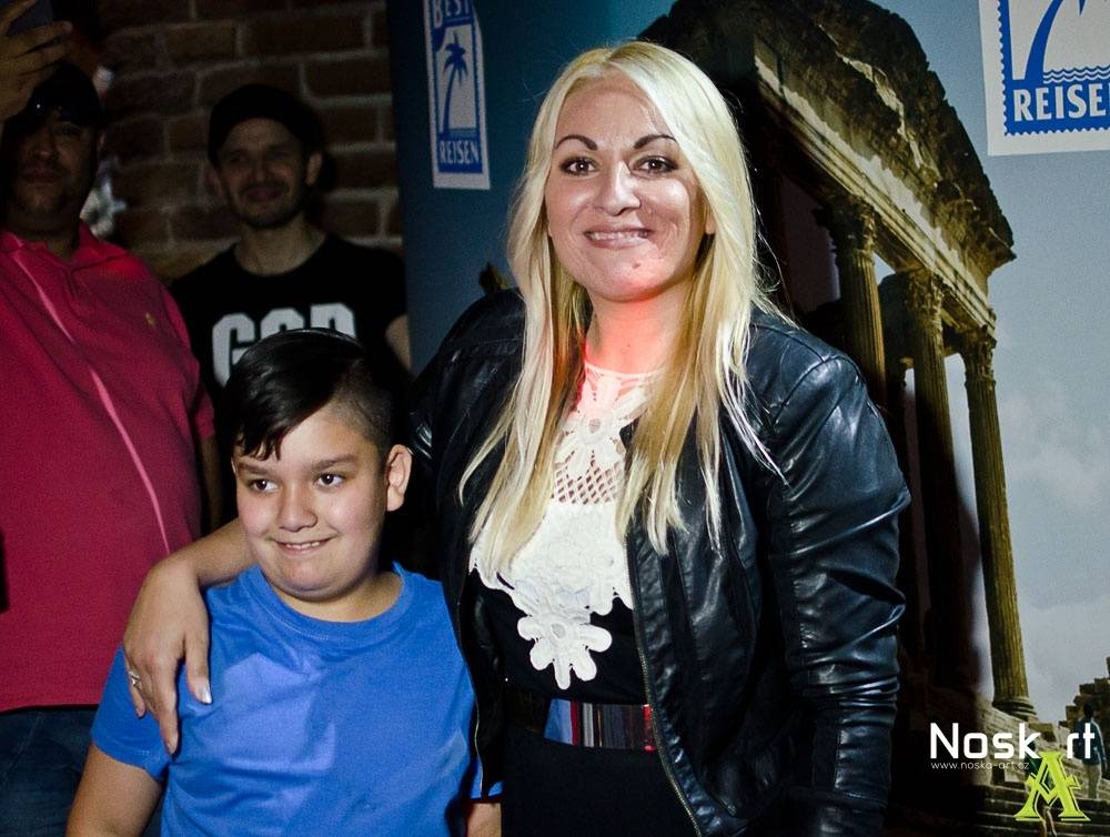 Party v Praze: Sámer Issa, Martina Balogová, Leona Gyöngyosi a Jan Bendig